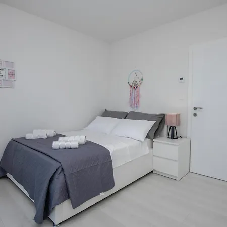 Holiday home 4 Bedroom Amazing In *