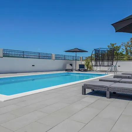 4 Bedroom Amazing In *