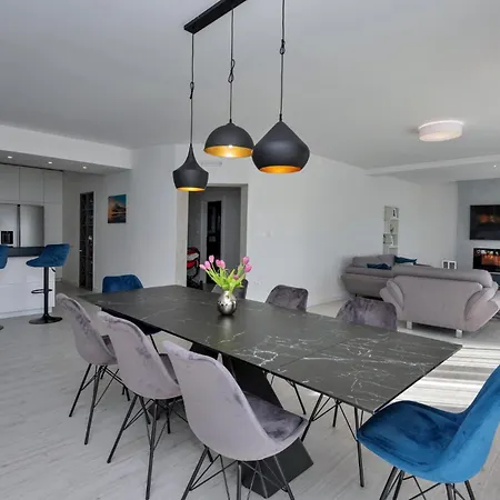 4 Bedroom Amazing In Holiday home *