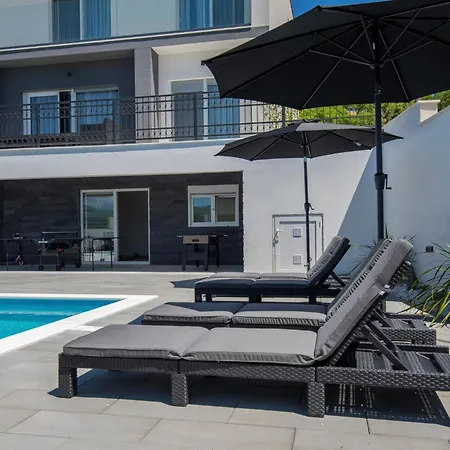 4 Bedroom Amazing In Holiday home *