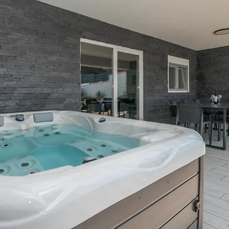 4 Bedroom Amazing In Imotski