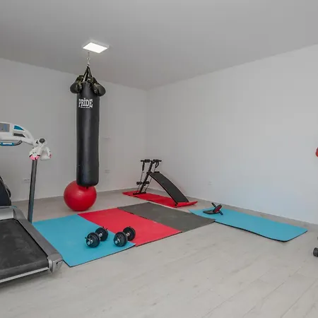 4 Bedroom Amazing In Holiday home *